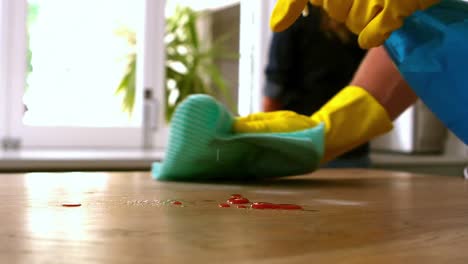 Handsome-man-cleaning-table