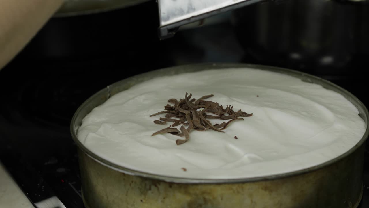 치즈 케이크의 준비. 크림과 함께 케이크에 초콜릿을 첨가하는 것