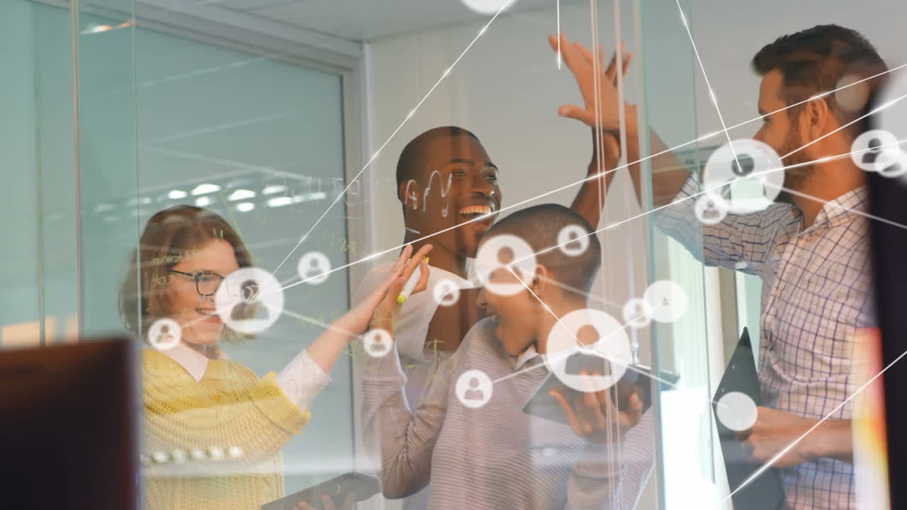 red de iconos de perfil contra diversos colegas de oficina que se dan los cinco en la oficina