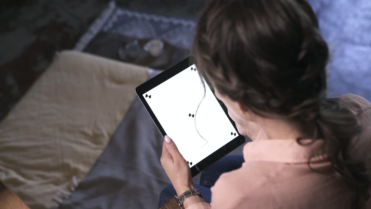 가정 환경에서 태블릿을 사용하는 여성