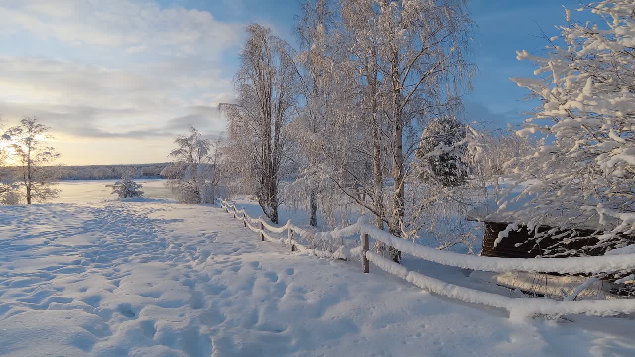 Finlands frosne vinterlandskap, naturskjønnhet på episke steder ved polarsirkelen.