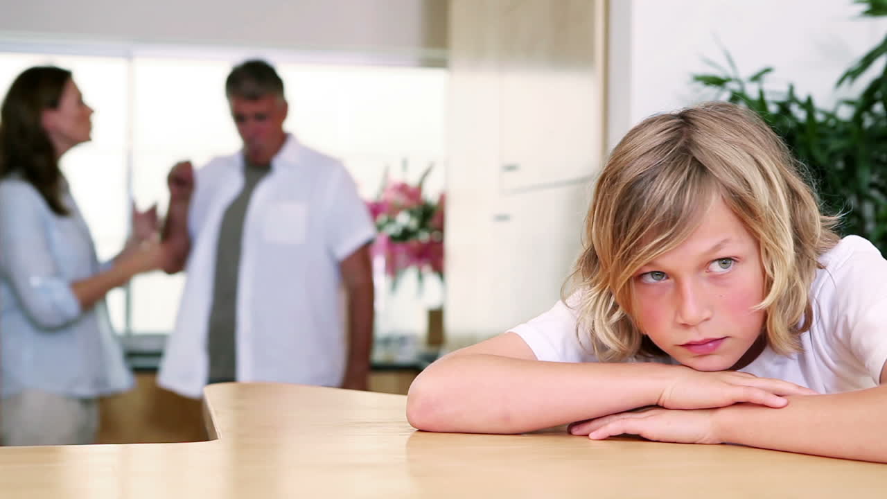 Bambino piccolo che ascolta i suoi genitori litigare