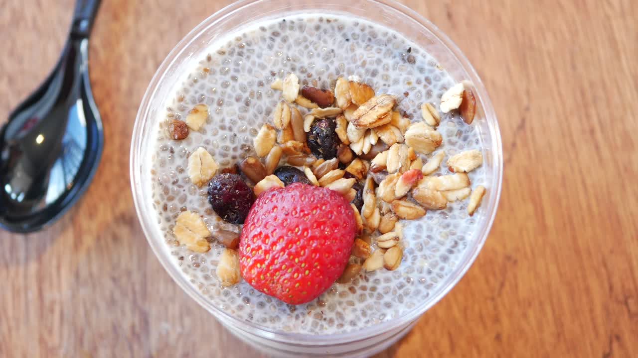 pudín de semillas de chía con fresa y granola