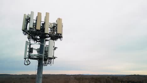 Toma-Aérea-Girando-Alrededor-De-La-Torre-De-Telefonía-Celular