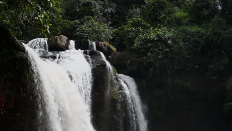 Agua-Que-Cae-Revelando-Este-Torrente-De-Aguas-Bravas-En-La-Cascada-Heo-Suwat-En-El-Parque-Nacional-Khao-Yai,-Tailandia