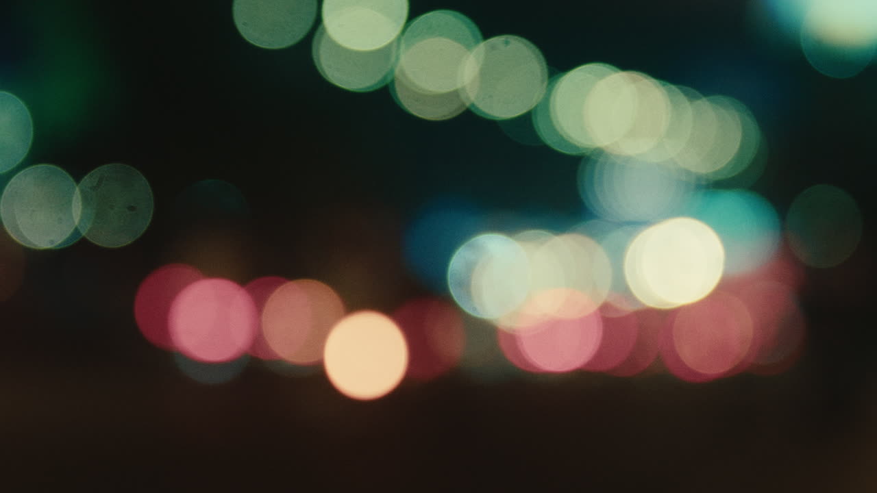luces borrosas de la ciudad por la noche