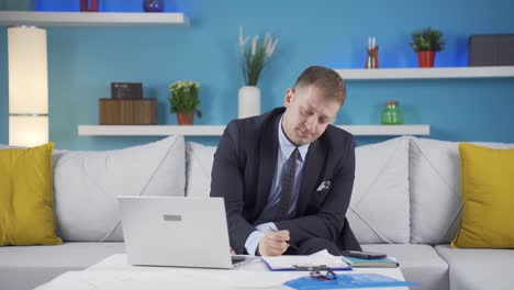 Hombre-Trabajador-De-Oficina-En-Casa-Deprimido.