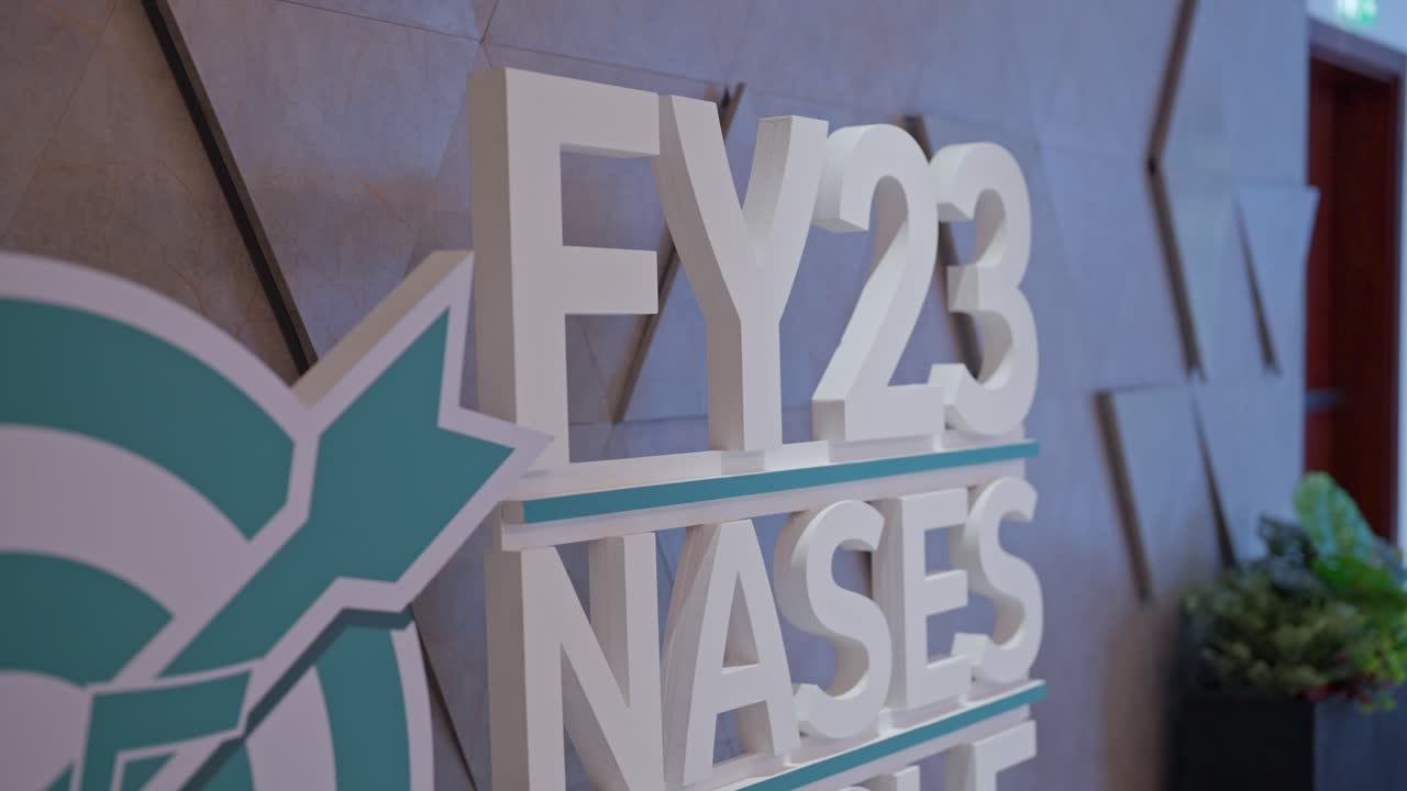 un cartel para un hotel en el alamein, egipto. tomado de cerca, tomado en arco, tomado de empujón.