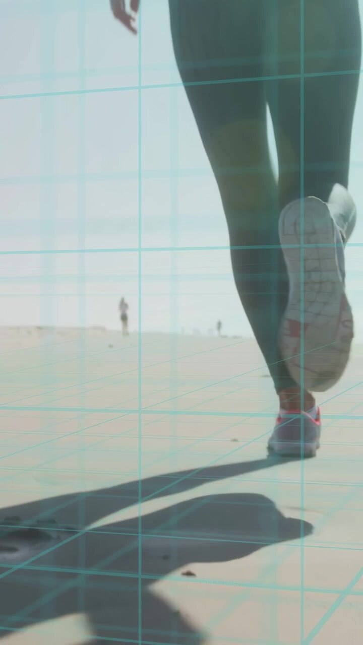 Video verticale: Corritrice che lascia un'impronta di scarpa sulla sabbia, con una griglia turchese che analizza l'andatura per lo sport.