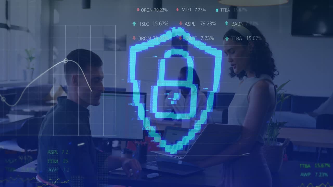 animación del candado de seguridad y procesamiento de datos sobre diversas personas de negocios en la oficina