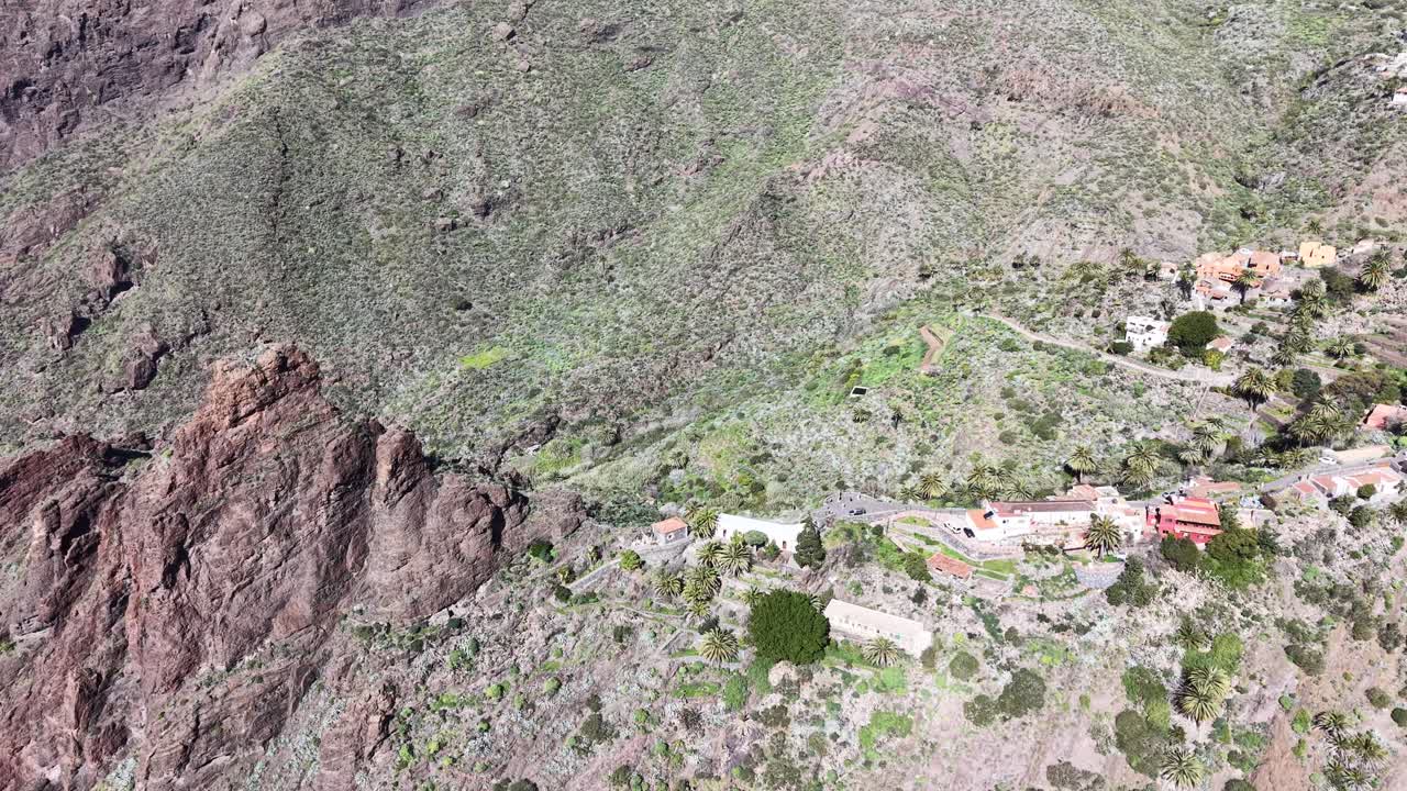 Aldeia de montanha Masca, Tenerife, Espanha, vista aérea por drone