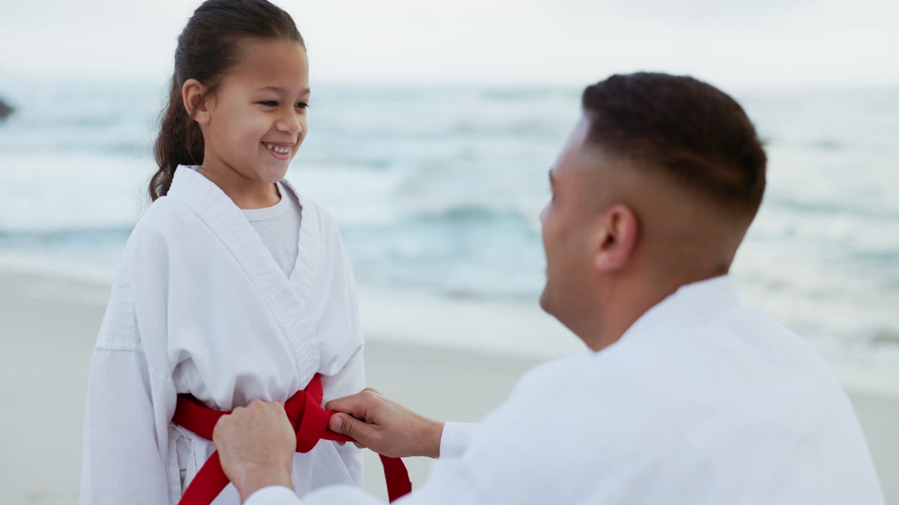 playa, karate y cinturón por el padre