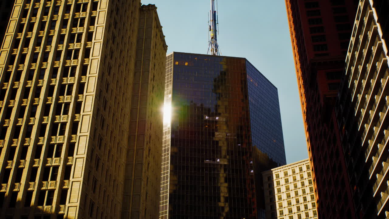 Sol refletindo em arranha-céus no centro da cidade