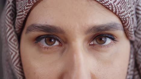 primer plano de una mujer que lleva un hijab con los ojos cerrados