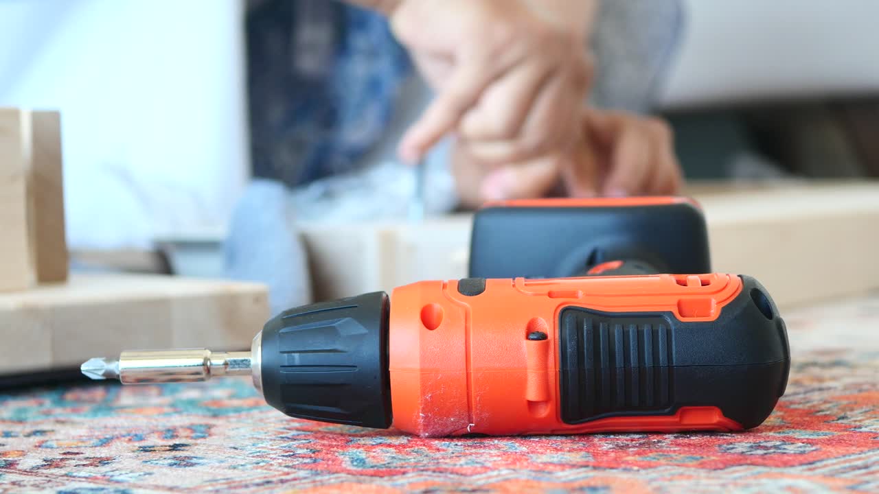 cerca de un taladro de energía naranja y negra en una mesa