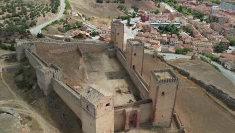 Vuelo-Redondo-Alrededor-De-La-Impresionante-Fortaleza-Islámica-De-Molina-De-Aragón,-Guadalajara,-España