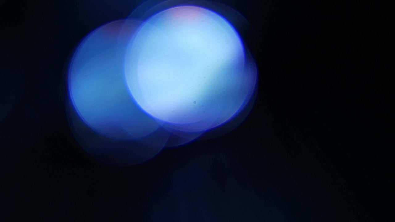Abstrakte blå optiske lyslækager og bokeh-effekt
