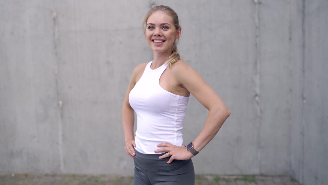 mujer sonriente con ropa de entrenamiento