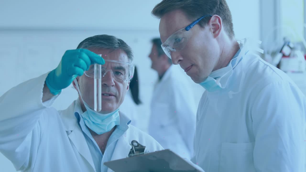 Animación del procesamiento de datos sobre un científico usando un microscopio