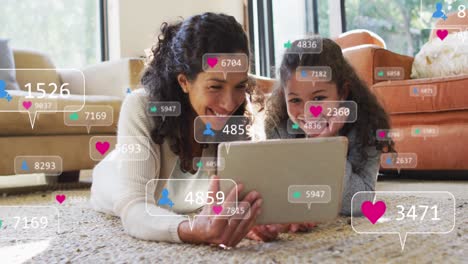 animación de iconos de redes sociales y texto sobre madre e hija usando tableta en casa