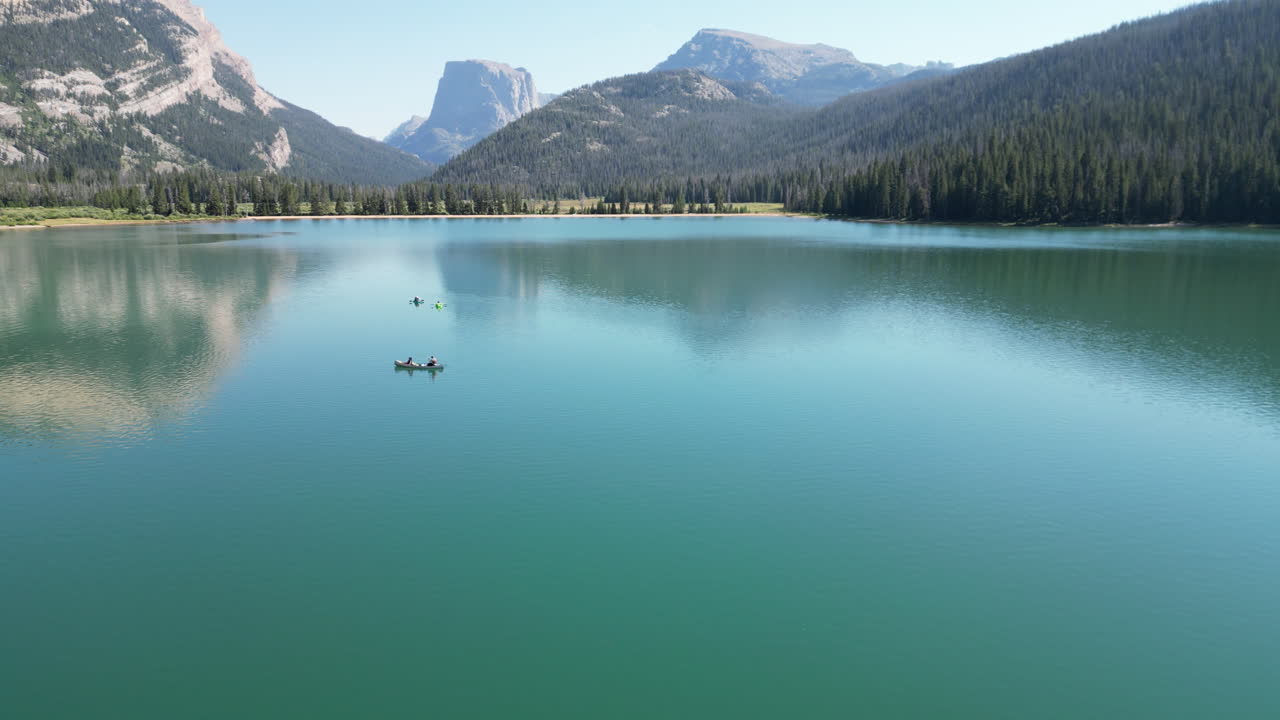 paisaje tranquilo con kayak turístico en lagos de río verde en wyoming