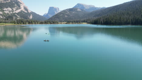 peaceful scenery with tourist kayaking on green river lakes in wyoming