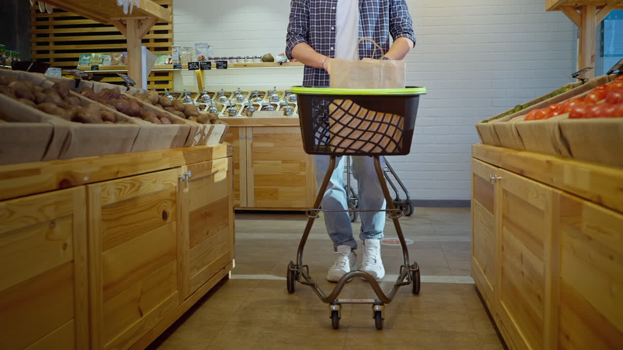 persona que hace compras en una tienda de comestibles