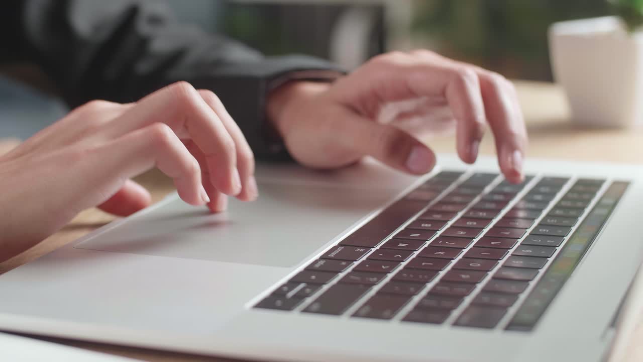 Persona escribiendo en la computadora portátil