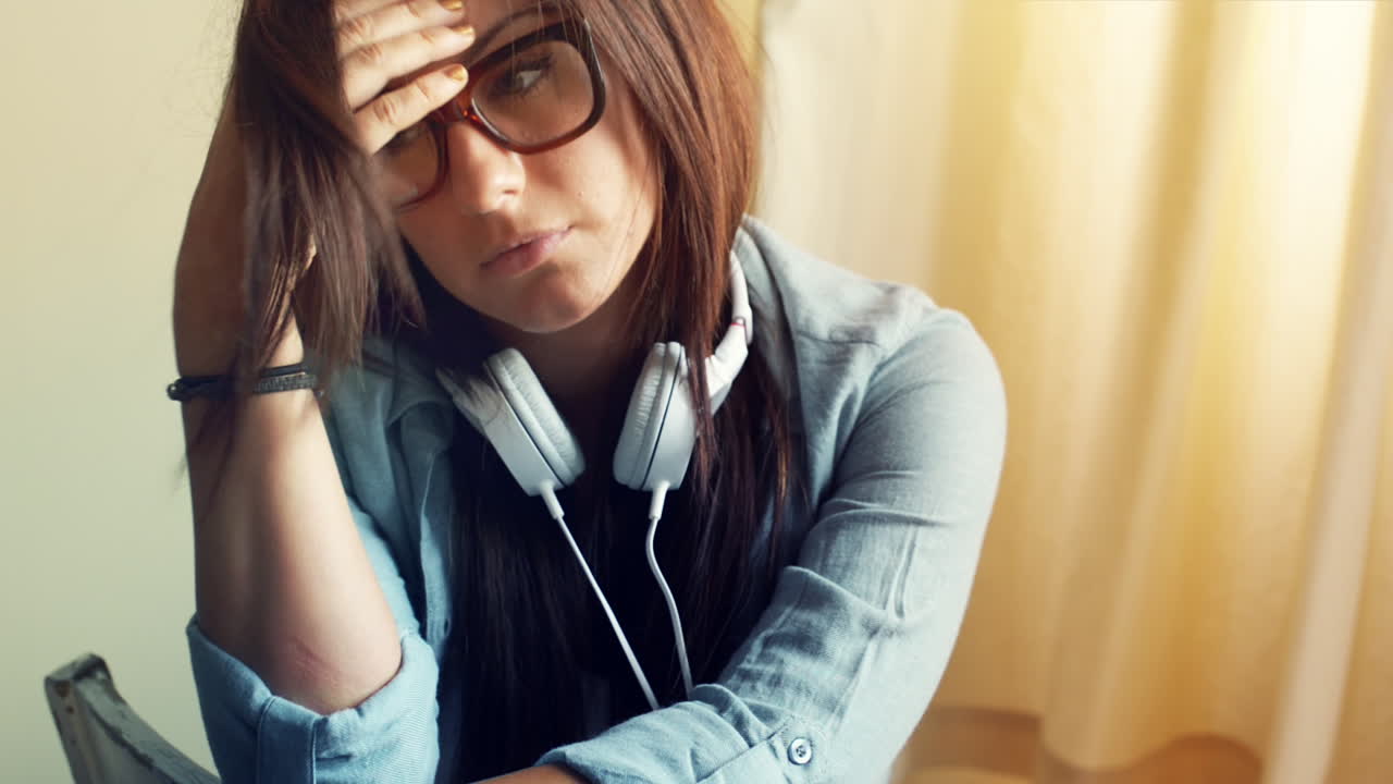 retrato de una adolescente triste sensual y sensual sola en casa