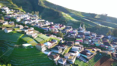 Vista-Aérea-Del-Hermoso-Pueblo-Y-La-Plantación-En-La-Ladera-De-La-Montaña-Por-La-Mañana