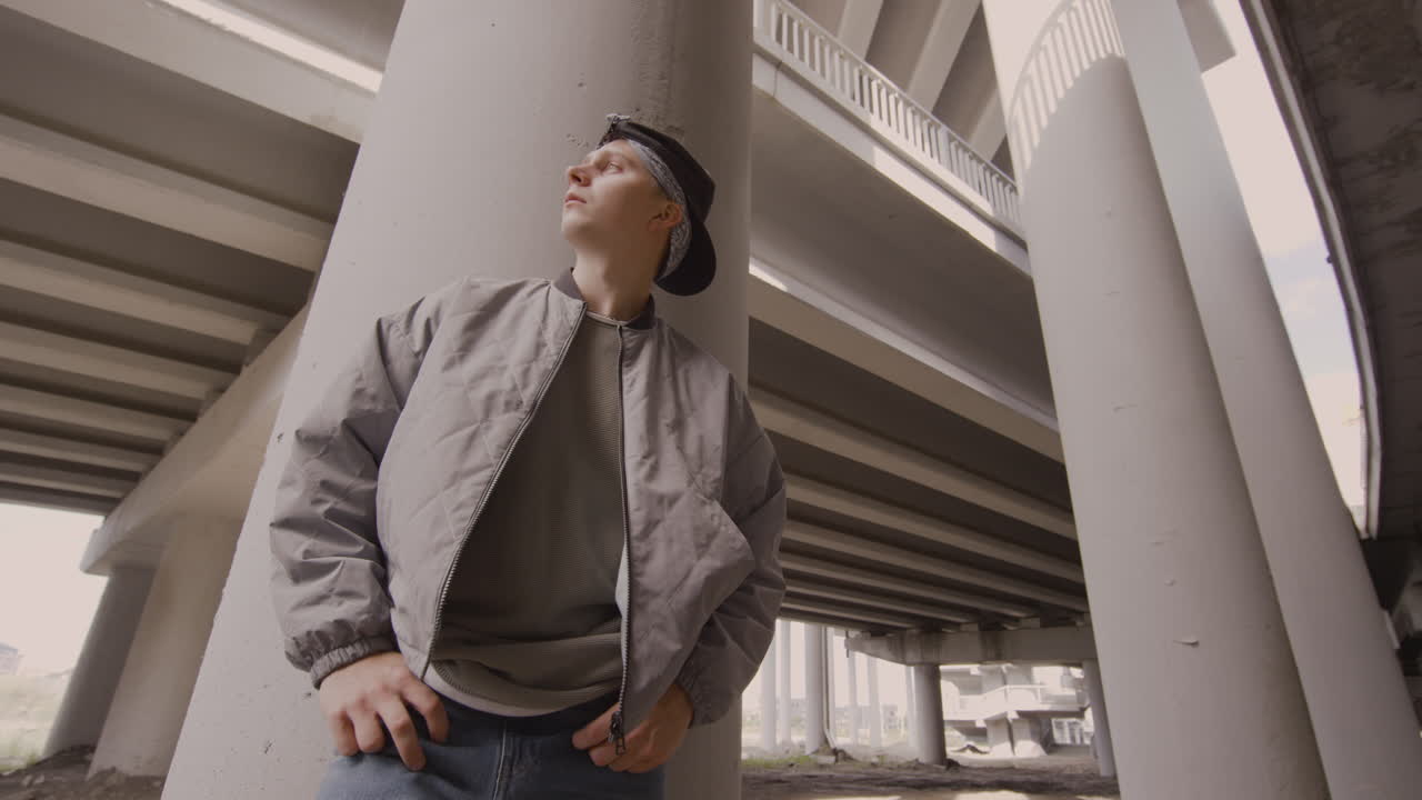 야외에서 포즈를 취하는 젊은 남자