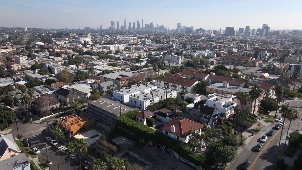 Ripresa aerea di presentazione di un quartiere di Los Angeles a East Hollywood con il panorama del centro