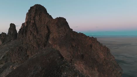 Aus-Nächster-Nähe-Zeigen-Sich-Filmische-Drohnenaufnahmen-Von-Ship-Rock,-New-Mexico