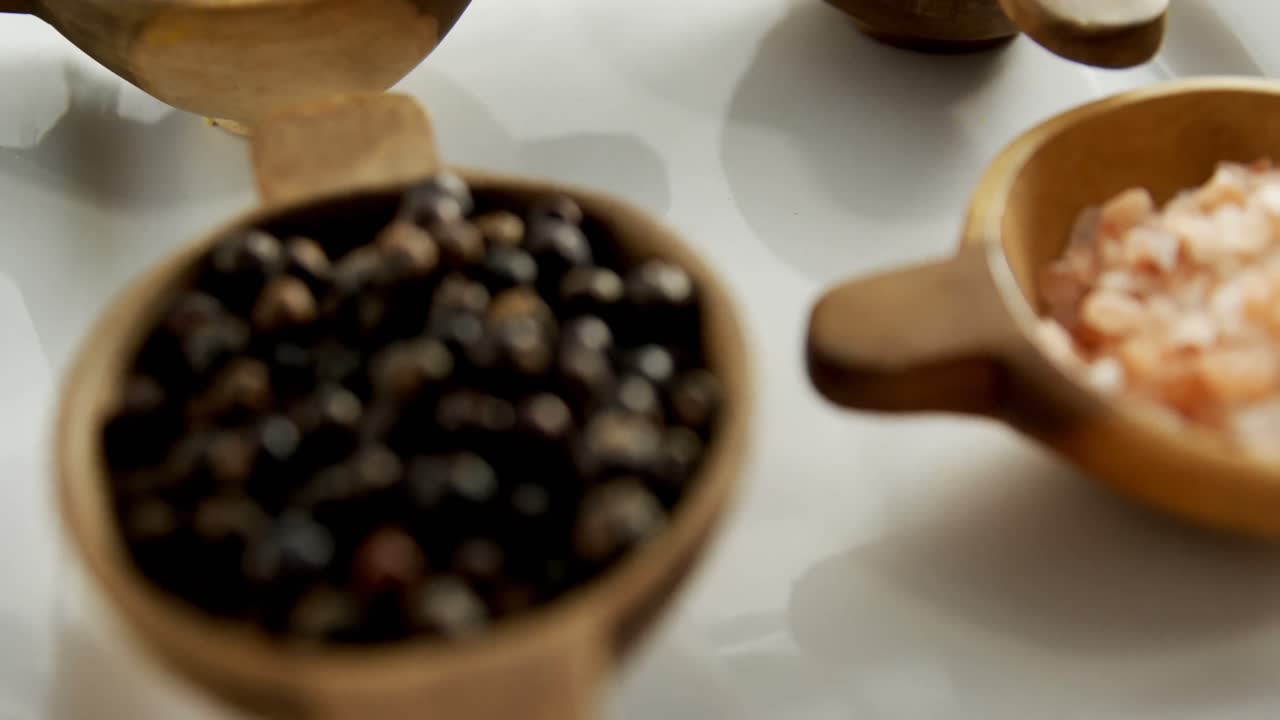 varias especias en la bandeja 4k