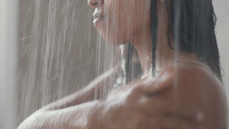mujer tomando una ducha.