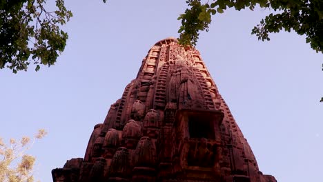 arquitectura del antiguo templo hindú de piedra roja desde un ángulo único en el día
