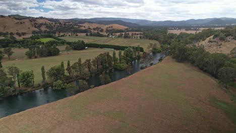 In-Der-Nähe-Des-Goulburn-River-Mit-Farmkoppeln-Und-Hügeln-Im-Hintergrund-In-Der-Nähe-Von-Eildon,-Victoria,-Australien