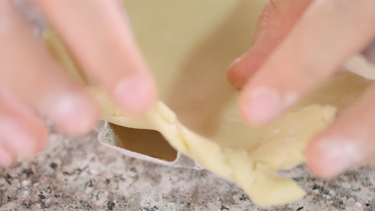 niño chef cocinando, cortando y horneando, minichef-23