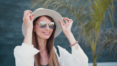 mujer con traje de verano