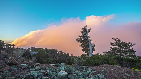 toma de ángulo bajo de la ladera rocosa del monte olimpo en la ubicación de christakis en chipre con nubes blancas que pasan en timelapse