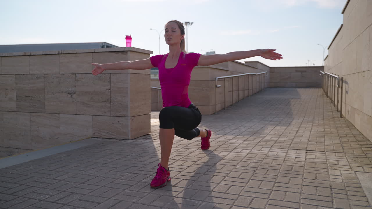 mujer estirándose al aire libre