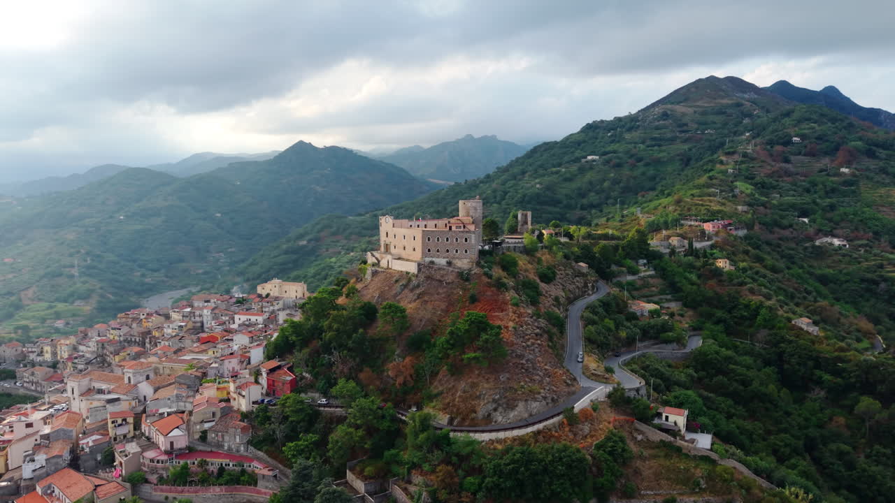 Ripresa aerea panoramica di un castello storico su un villaggio di montagna medievale in Sicilia, Italia.