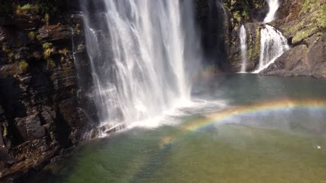 Vista-De-Pájaro-Sobre-Una-Cascada-Con-Arco-Iris-En-La-Parte-Inferior