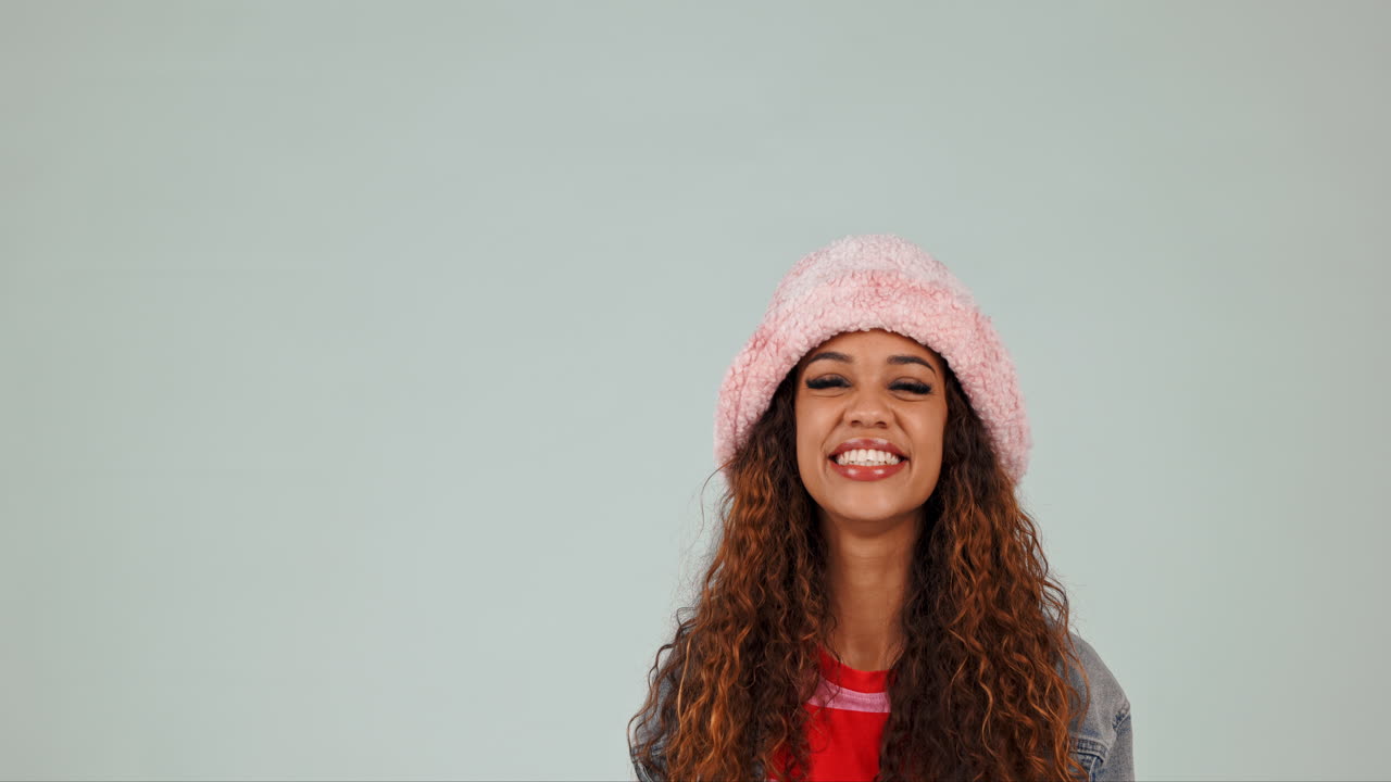 decisión, señalando y la cara de la mujer en el estudio