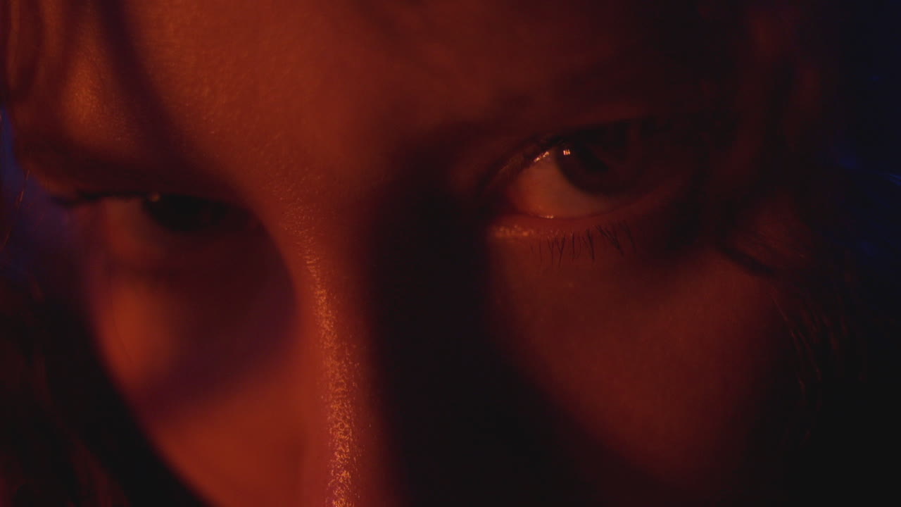 cerrar ojos oscuros, misteriosos y malvados