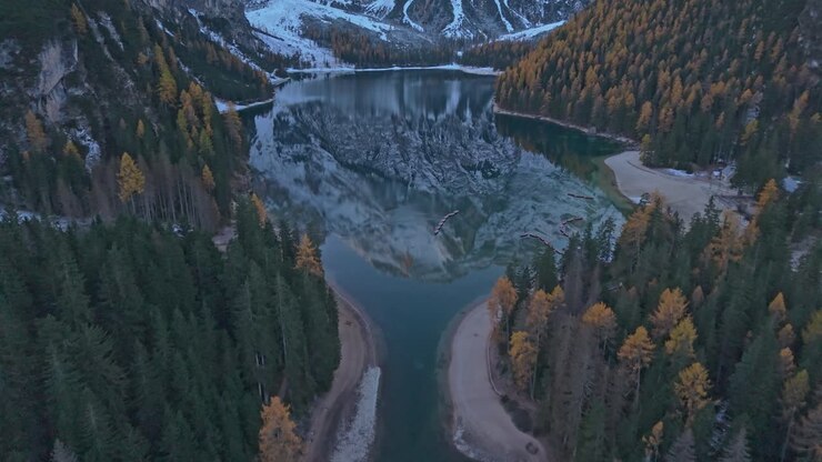 Veduta aerea del Lago di Braies nelle Alpi italiane durante l'autunno