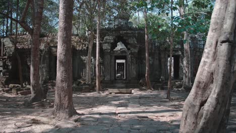 antiguas ruinas del templo de angkor wat rodeadas de un bosque a la luz del día