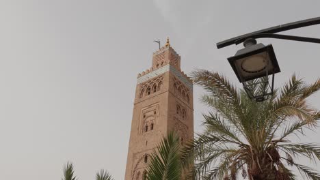 Tiro-Inclinado-Hacia-Arriba-De-La-Mezquita-Koutoubia-Con-Palmeras