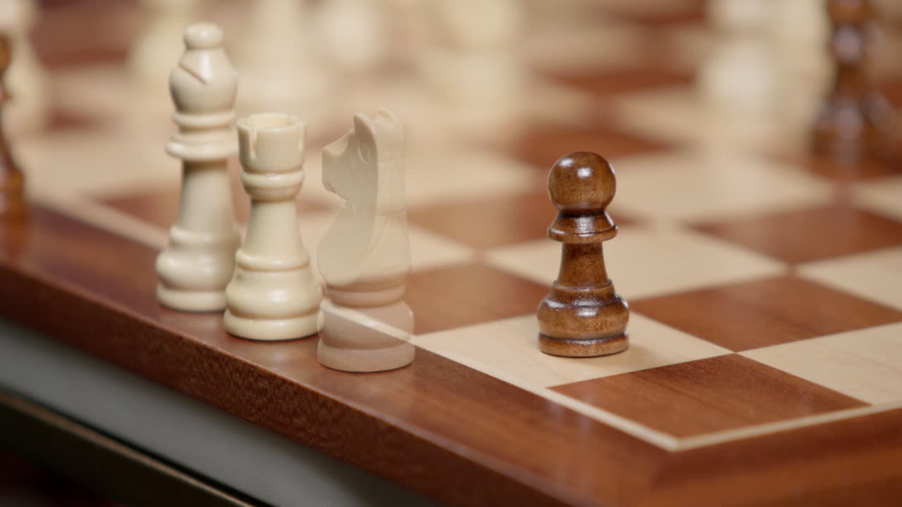 piezas de juego de ajedrez, cierre de piezas blancas capturadas que aparecen en el borde del tablero, cámara lenta macro