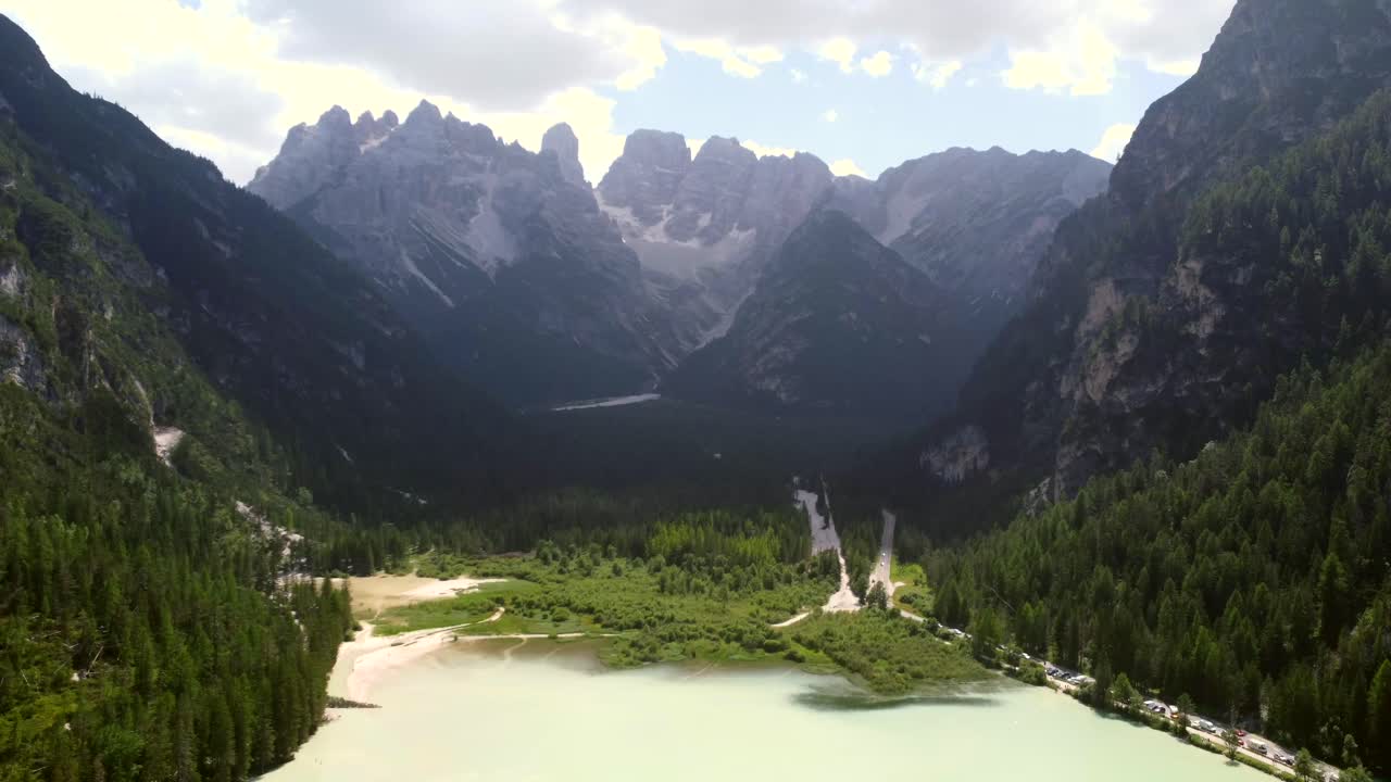 Lago di Landro che riflette le cime delle dolomiti circostanti in una soleggiata giornata estiva